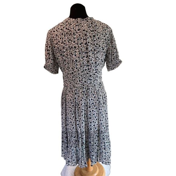 VALENCIA & VINE FLORAL PLEATED DRESS SIZE MEDIUM - Picture 5 of 10